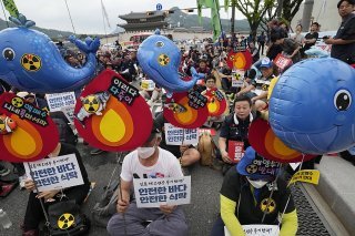 A Séoul, des manifestants protestent contre le feu vert donné à Tokyo par l'AIEA pour rejeter des eaux traitées de la centrale de Fukushima.